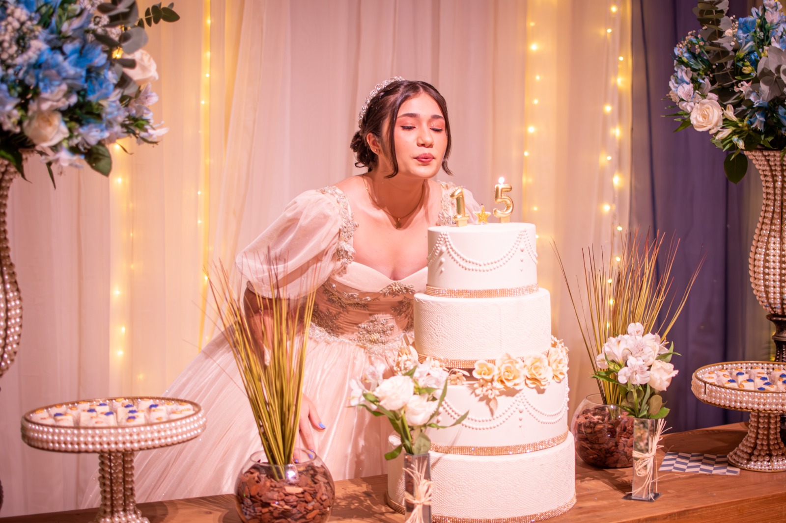 Momento do bolo em uma festa de 15 anos
