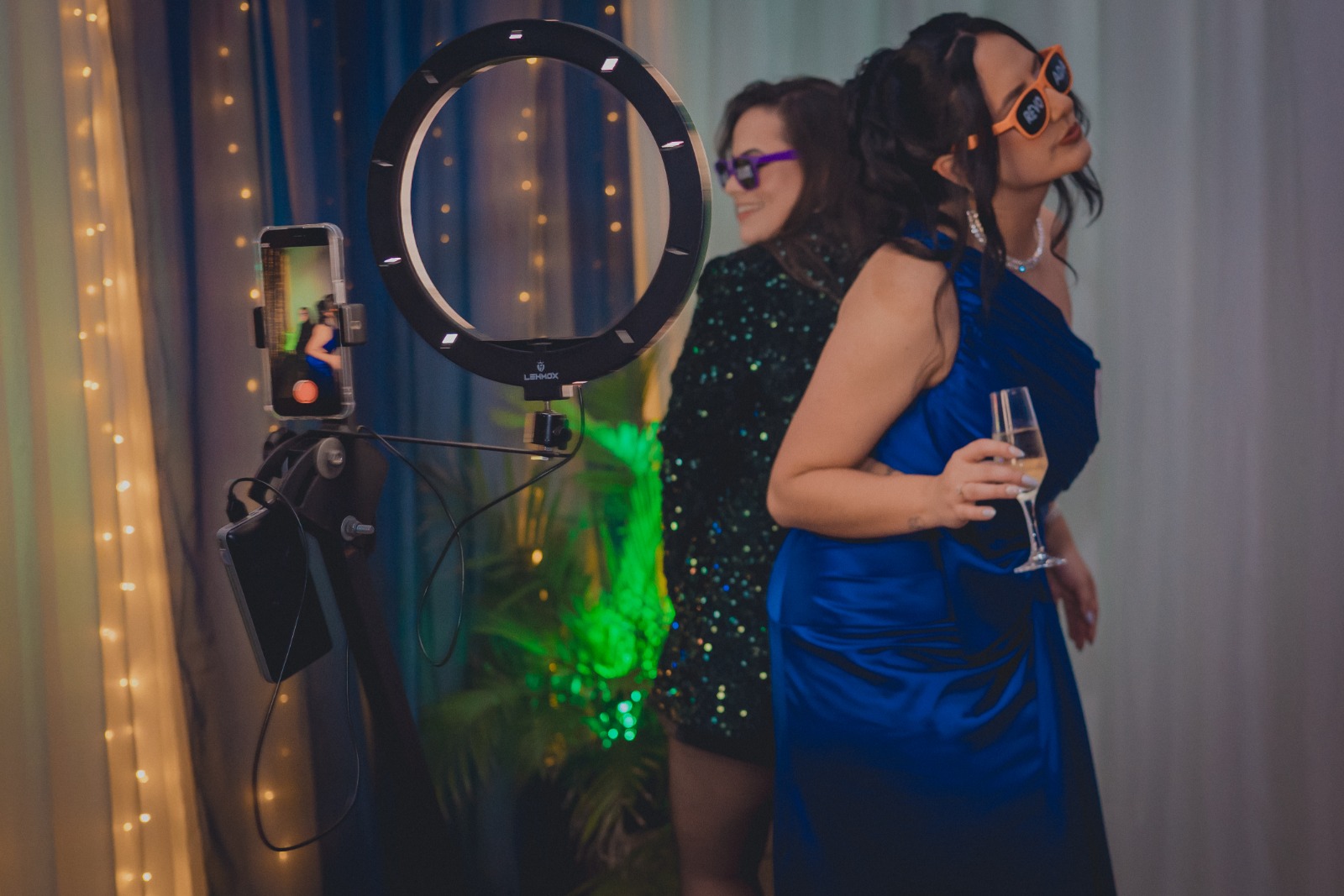 Convidadas registrando um momento da festa