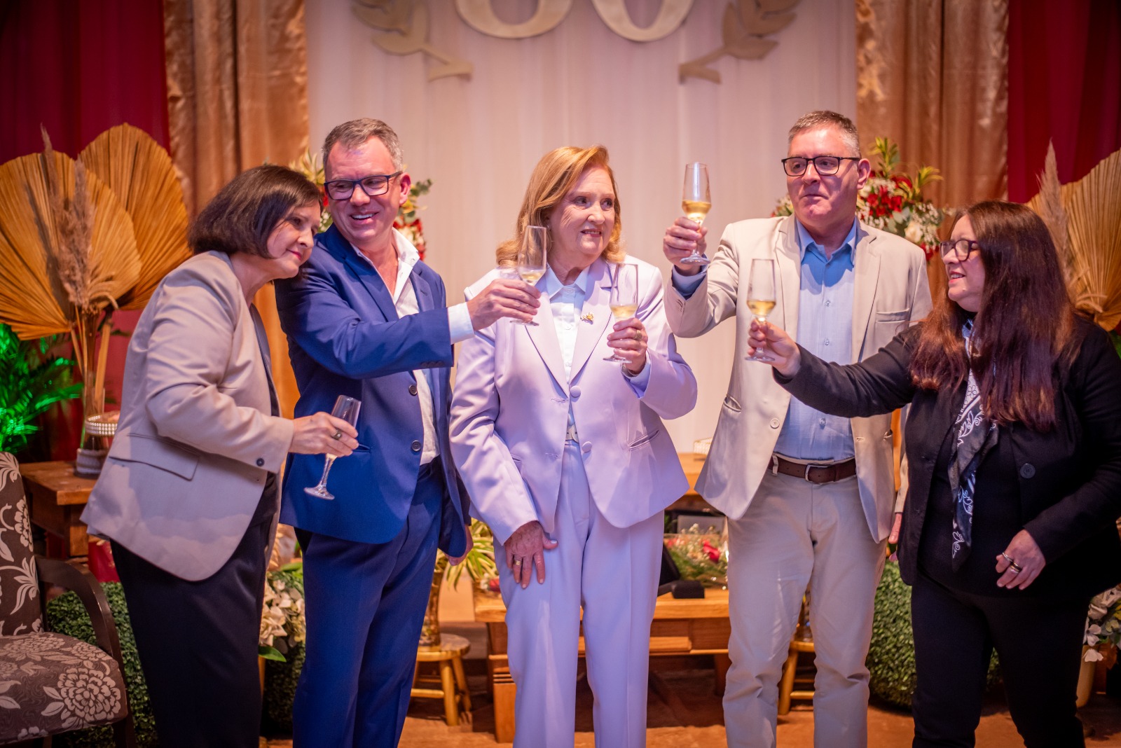 Brinde em uma celebração adulta na Confraria